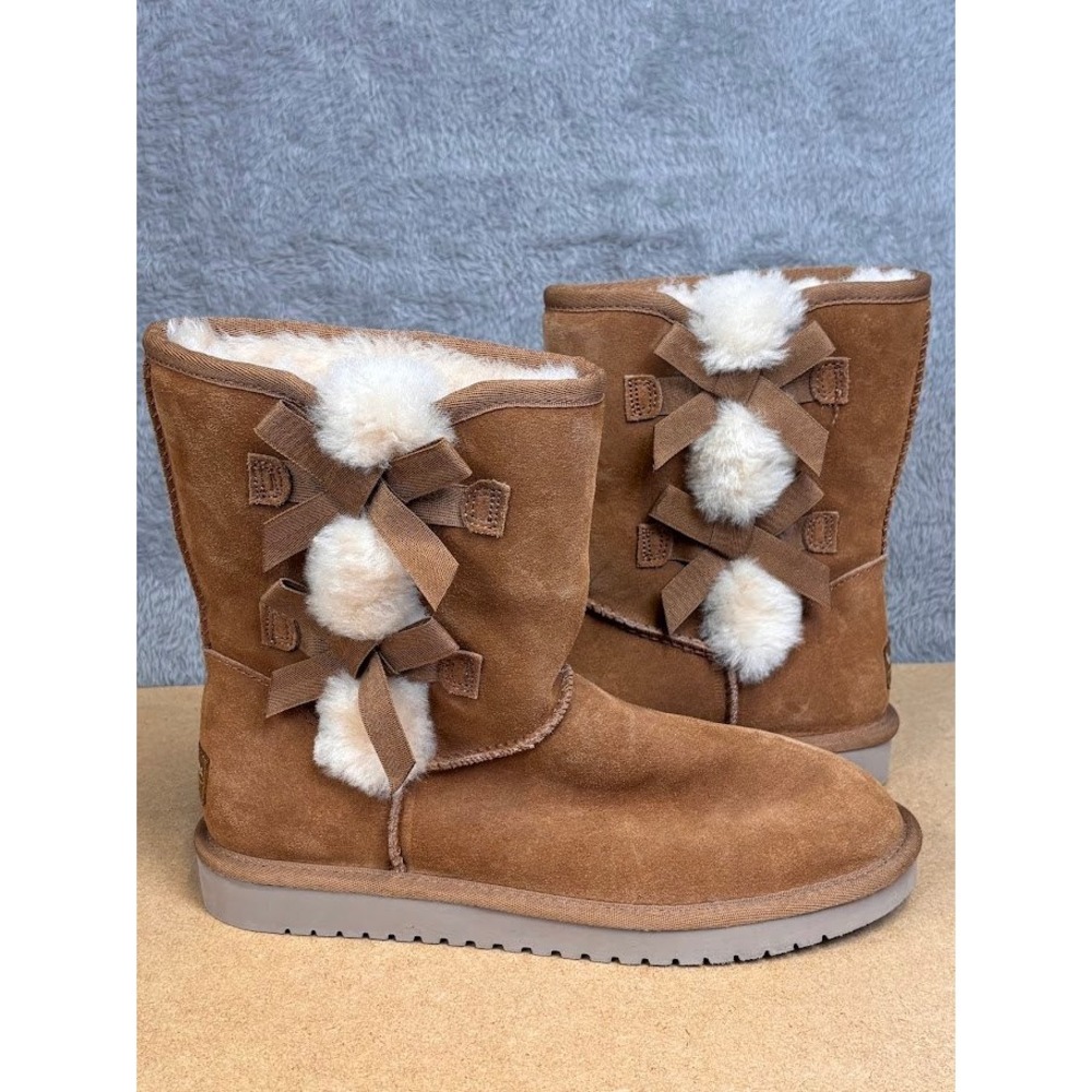Koolaburra by UGG Victoria Short Chestnut Suede Bow Pom Pom Boots Womens Size 8